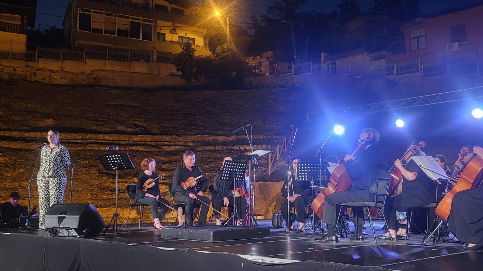 Yje Nën yje, Orkestra e harqeve sjell mbrëmjen klasike në amfiteatrin antik ...